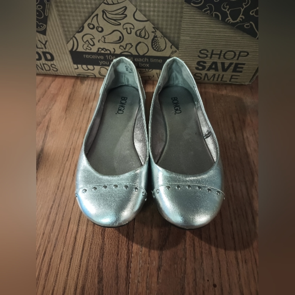 BONGO Size 9 Silver Flats